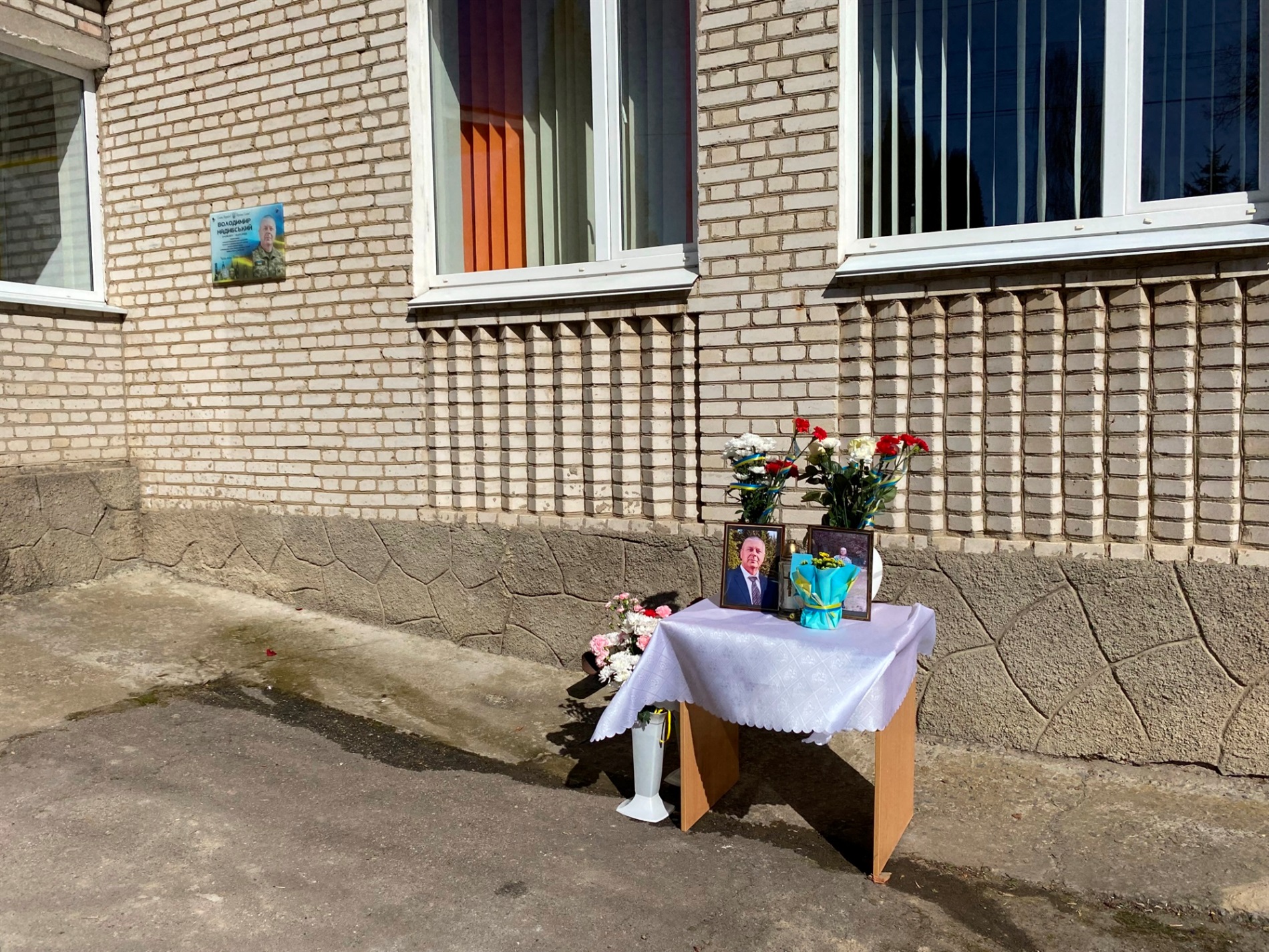 На території Барської лікарні відкрили меморіальну дошку старшому сержанту Володимиру Надибському