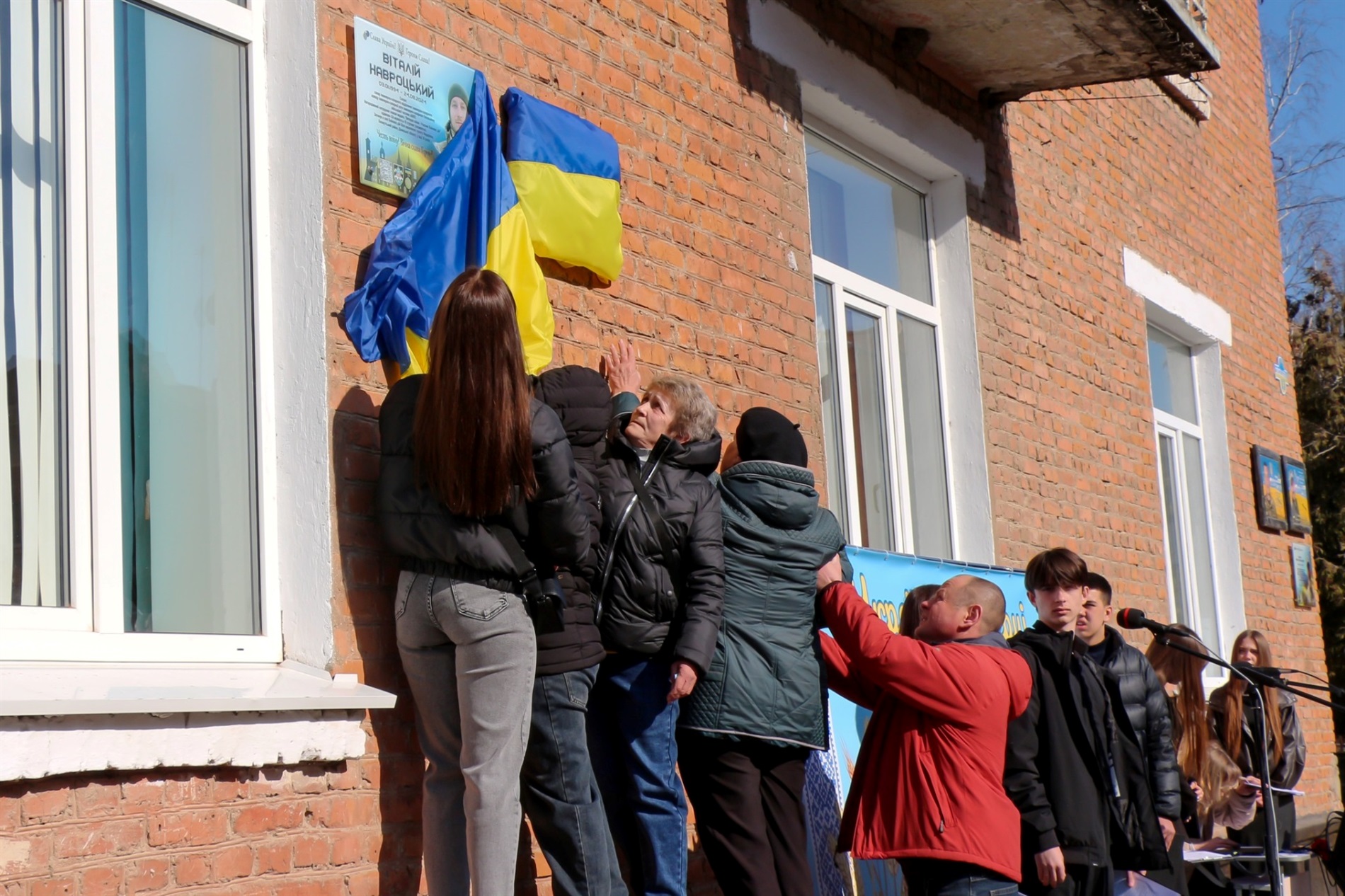 У Барському ліцеї №2 відкрили меморіальні дошки Героям Роману Белінському та Віталію Навроцькому