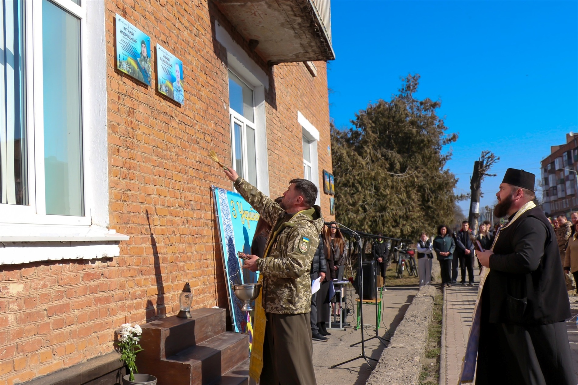 У Барському ліцеї №2 відкрили меморіальні дошки Героям Роману Белінському та Віталію Навроцькому