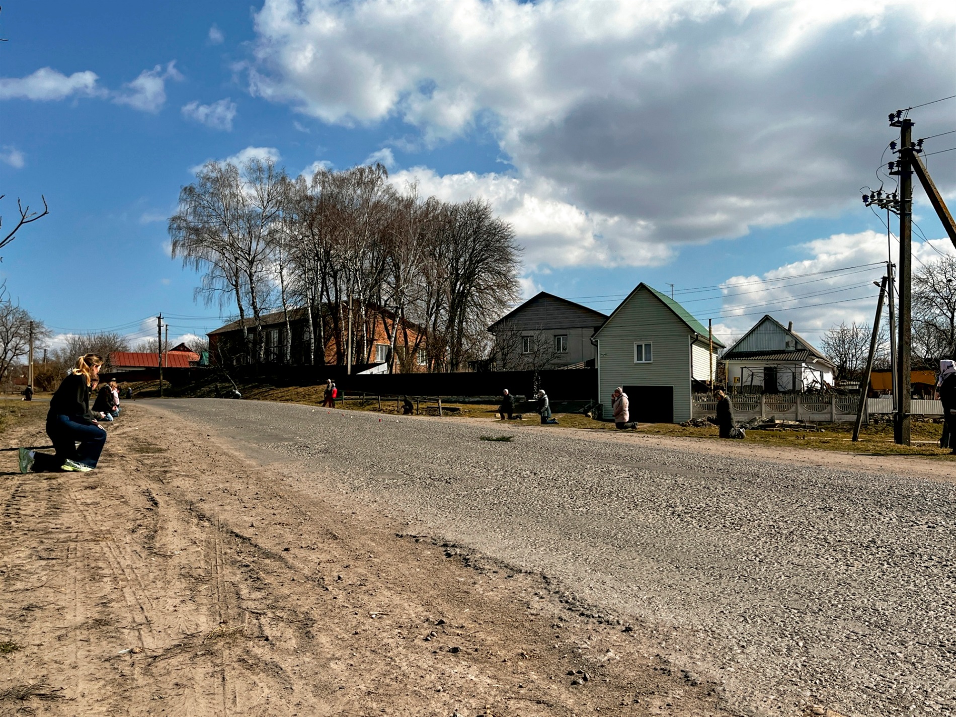 Живим коридором, з квітами та прапорами: в Окладному зустріли полеглого воїна.