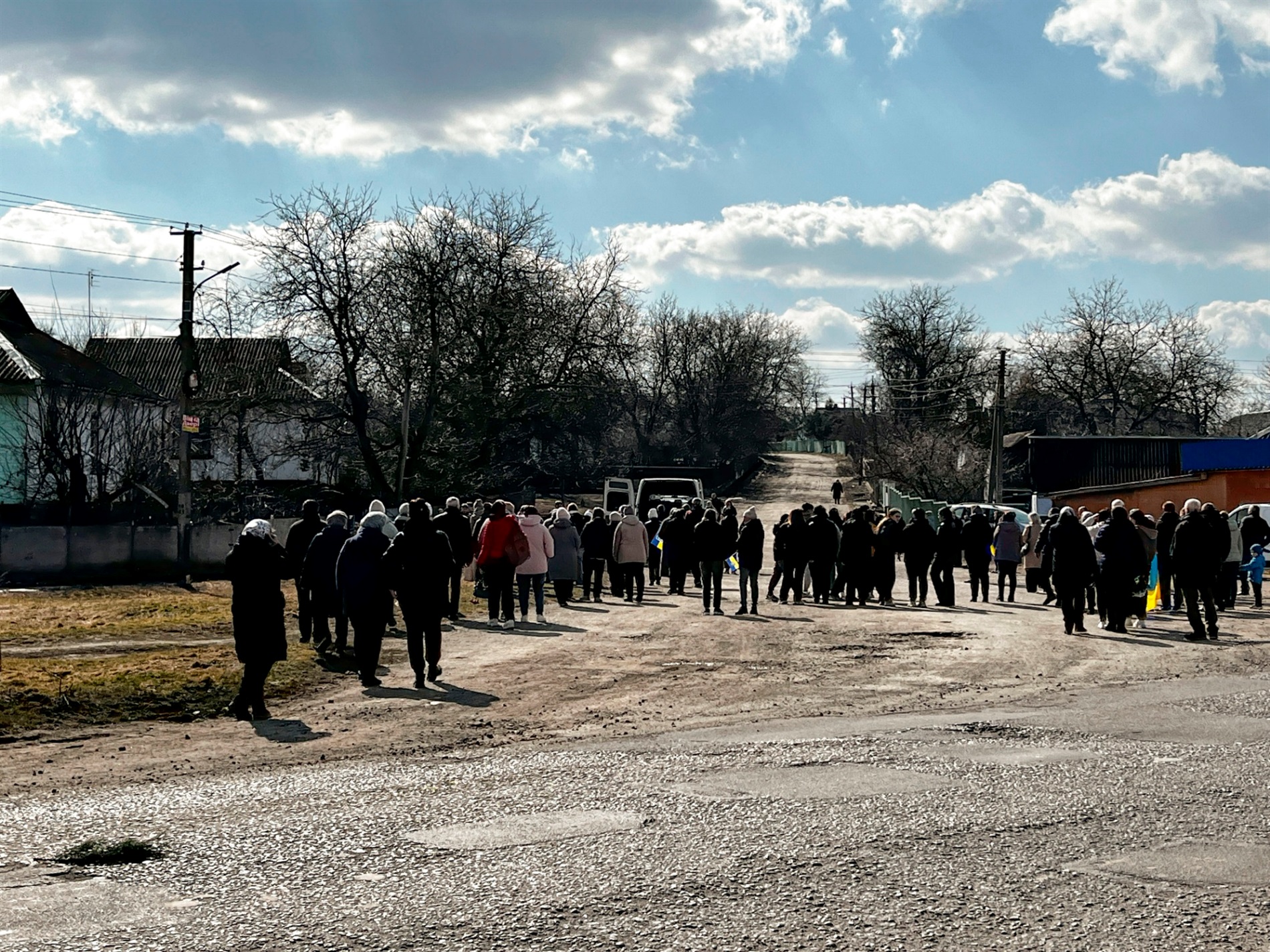 Живим коридором, з квітами та прапорами: в Окладному зустріли полеглого воїна.