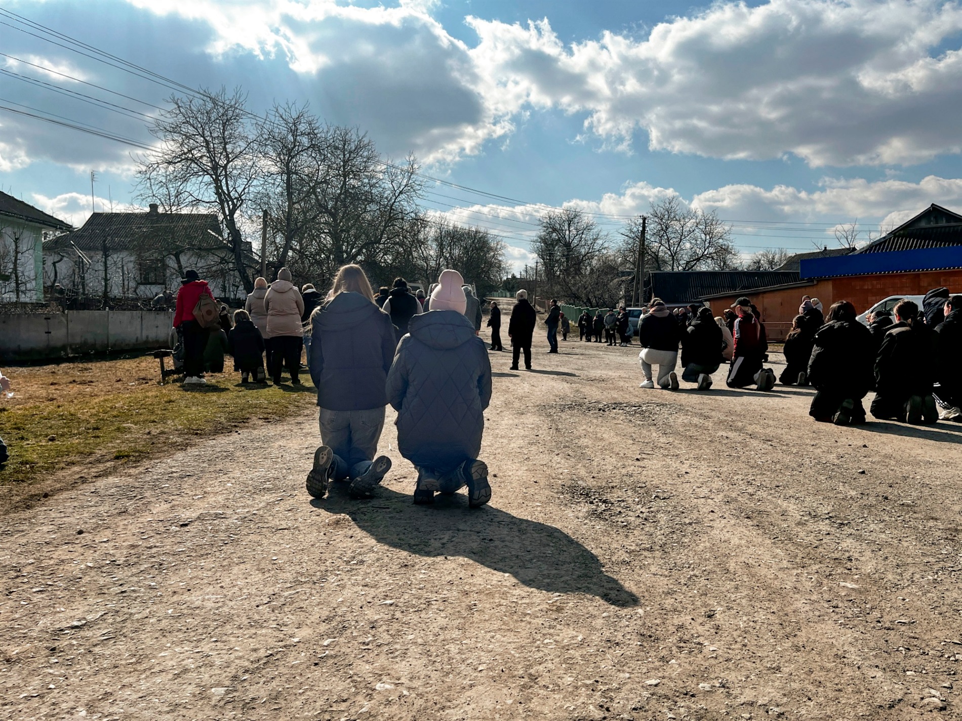 Живим коридором, з квітами та прапорами: в Окладному зустріли полеглого воїна.