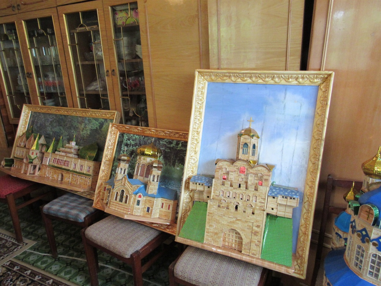 Пенсіонер із села Мигалівці Барської громади будує церкви та замки з сірників