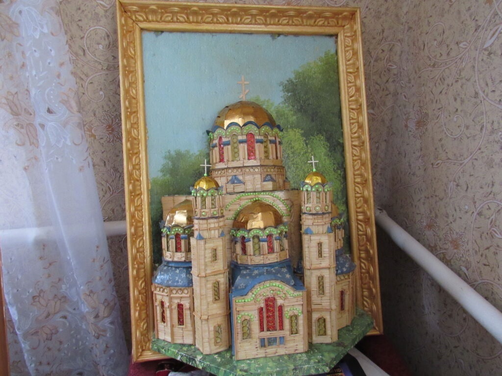 Пенсіонер із села Мигалівці Барської громади будує церкви та замки з сірників