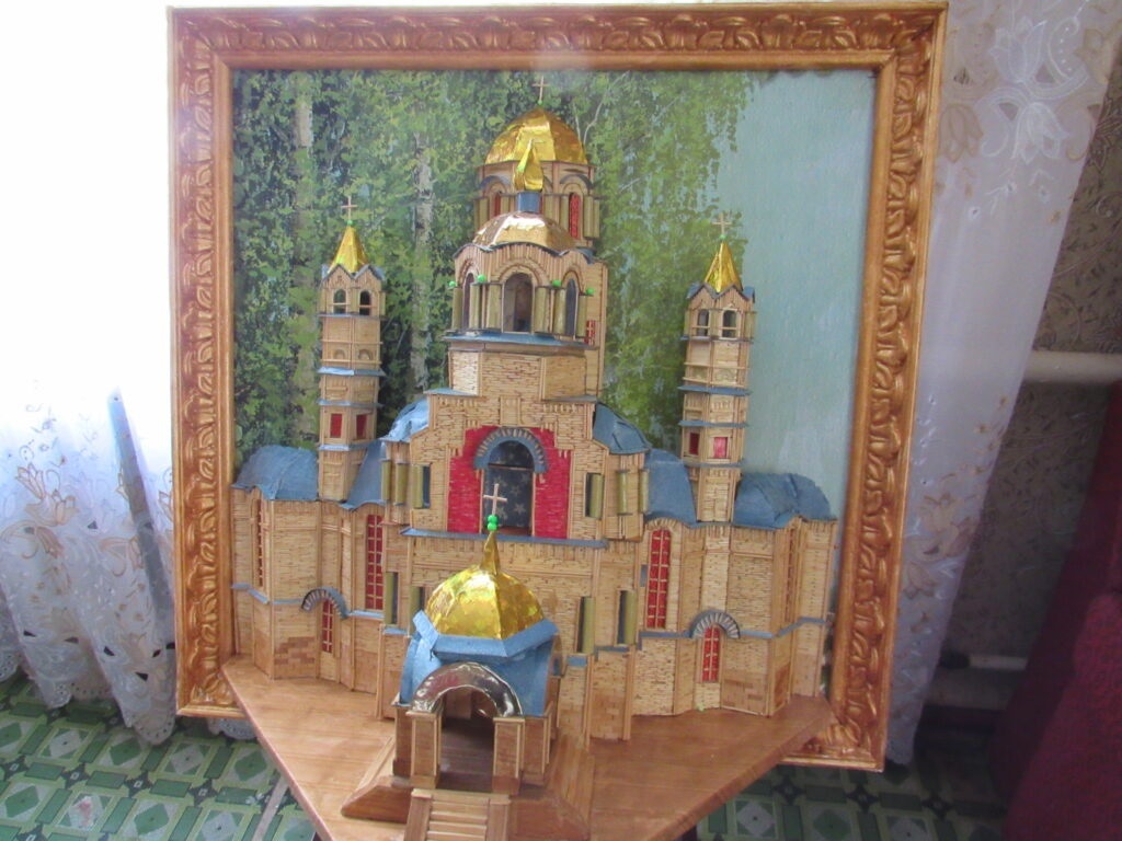 Пенсіонер із села Мигалівці Барської громади будує церкви та замки з сірників