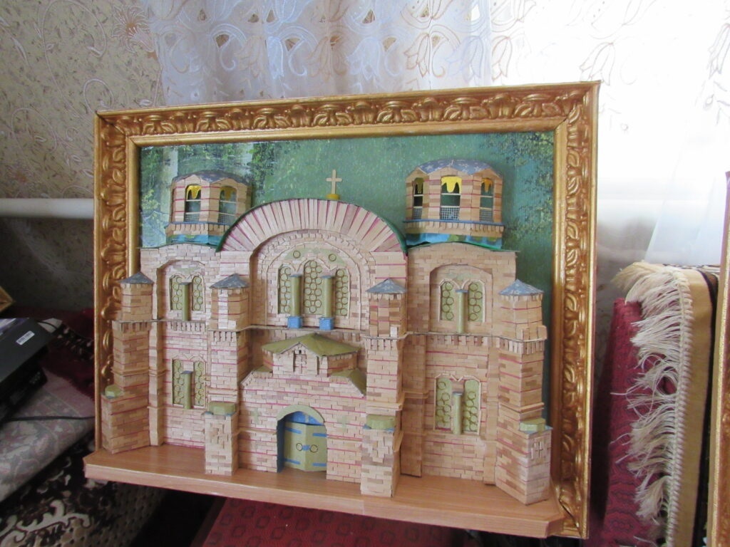 Пенсіонер із села Мигалівці Барської громади будує церкви та замки з сірників