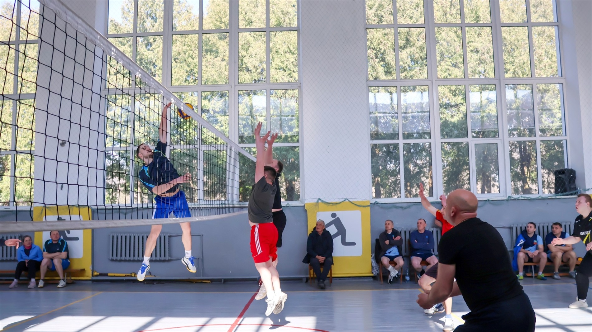 У Ялтушківському ліцеї провели волейбольний турнір на честь вчителів-добровольців Барської громади