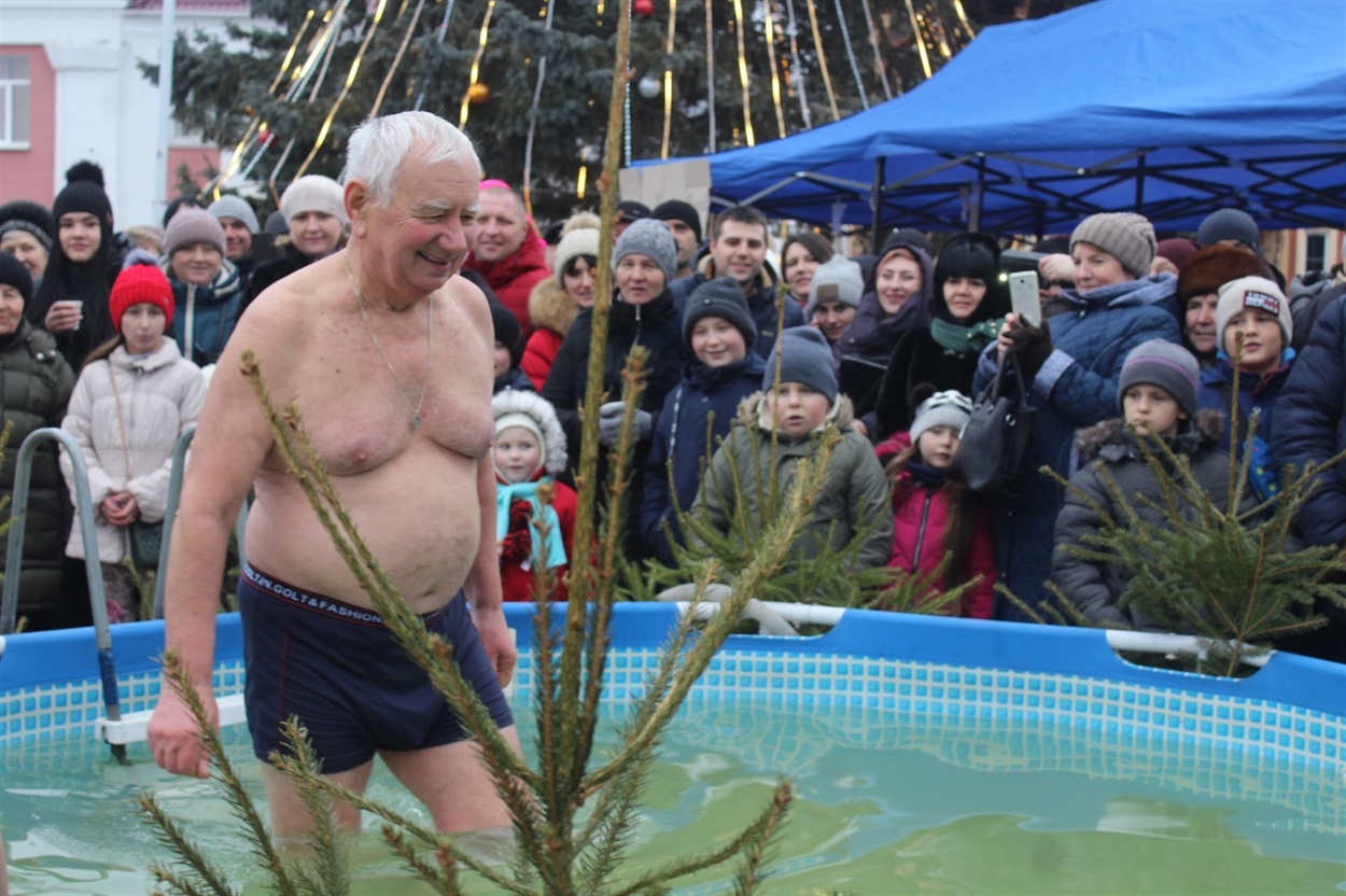 Військовий, поет і засновник клубу моржів: історія почесного громадянина Бару Юрія Шаповалова