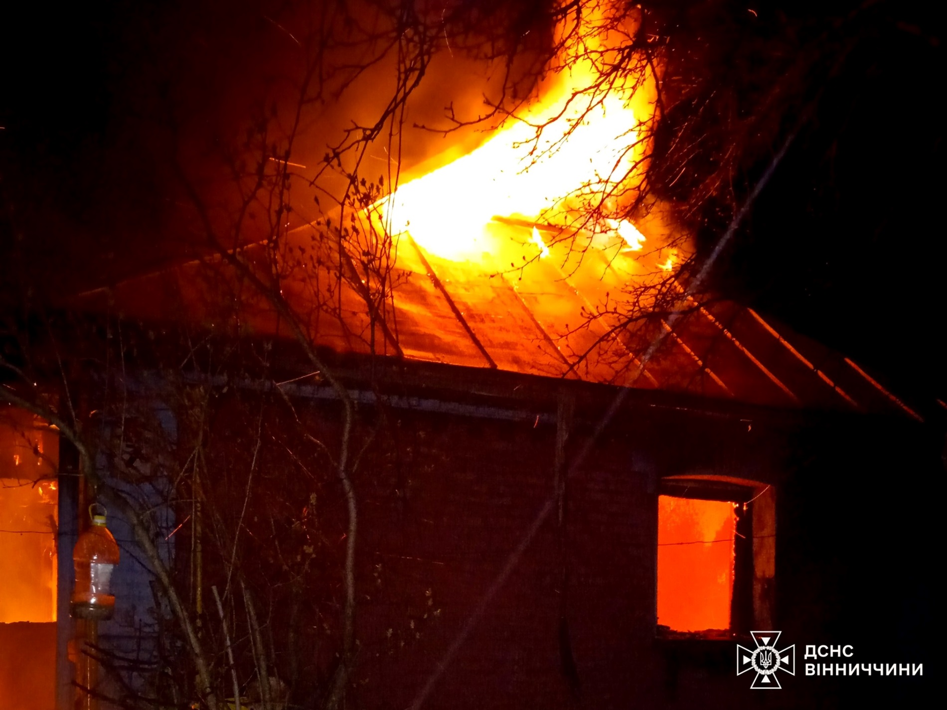У Комарівцях горів житловий будинок: за добу на Вінниччині сталося 10 пожеж