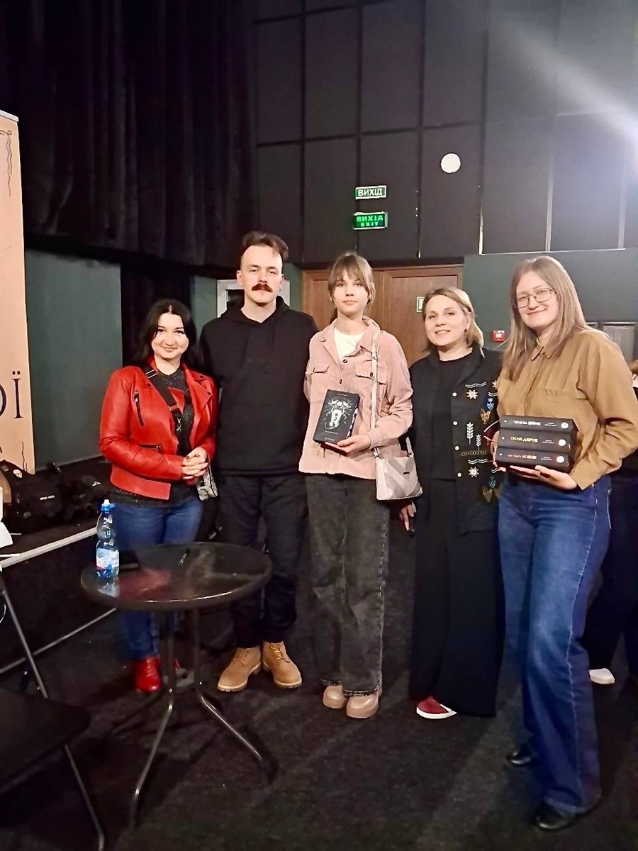 Учасники книжкового клубу з письменником Павлом Дерев'янком 