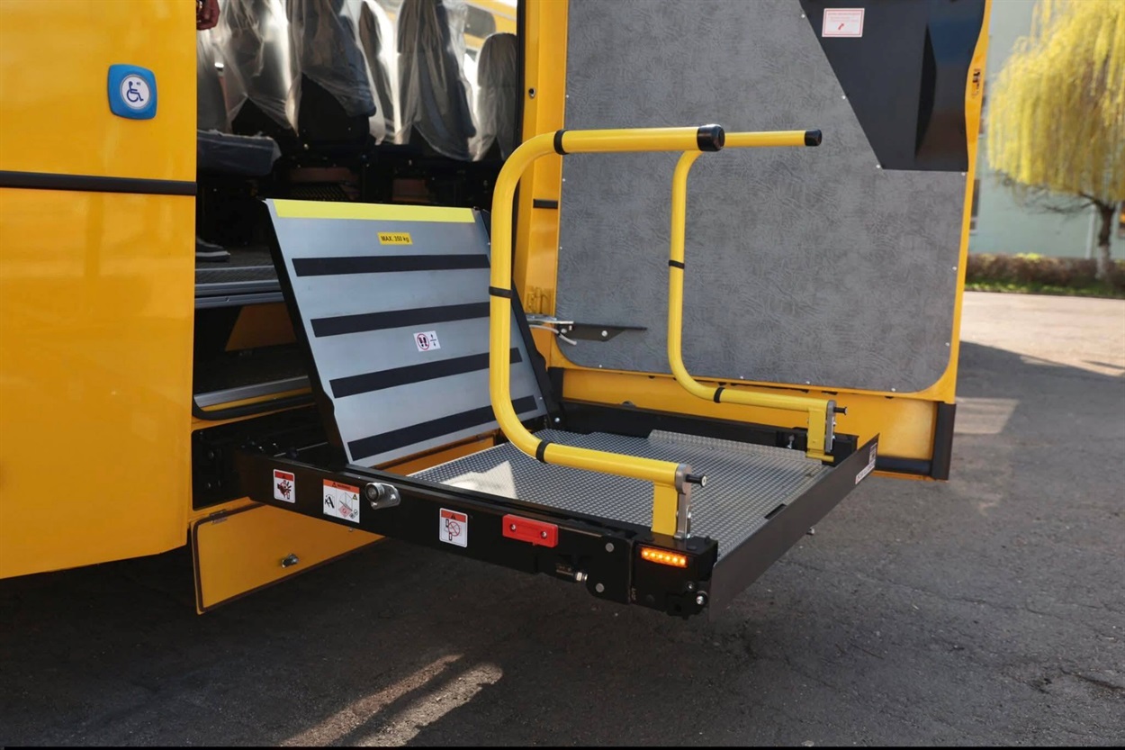 Барська громада отримала новий шкільний автобус для перевезення дітей