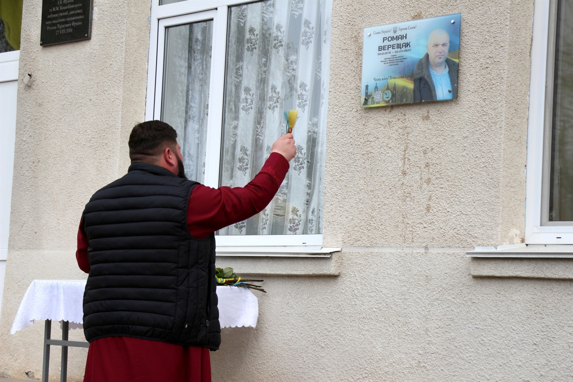 В с. Терешки відкрили меморіальну дошку пам'яті захиснику та Герою Роману Верещаку