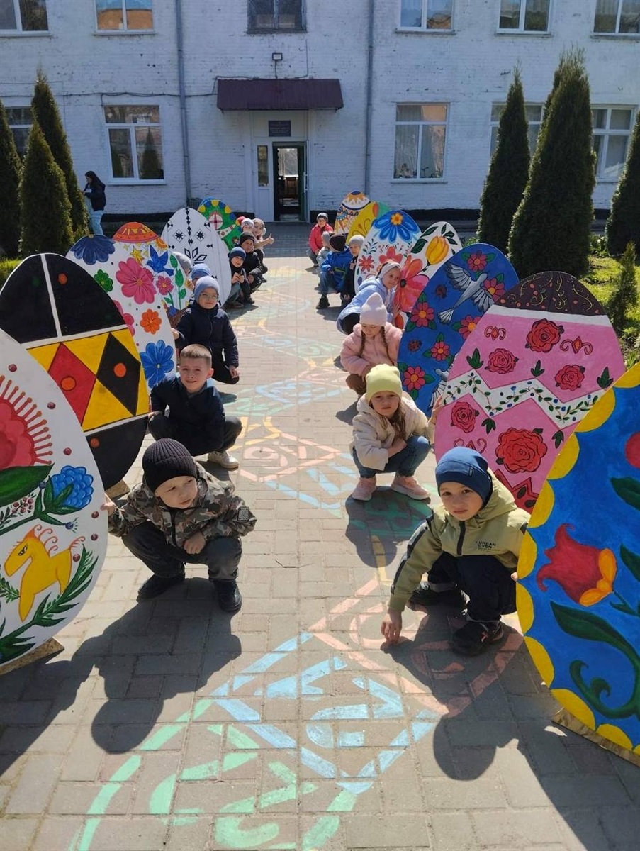 Під час виставки у Барському ліцеї №2 зібрали кошти для ЗСУ