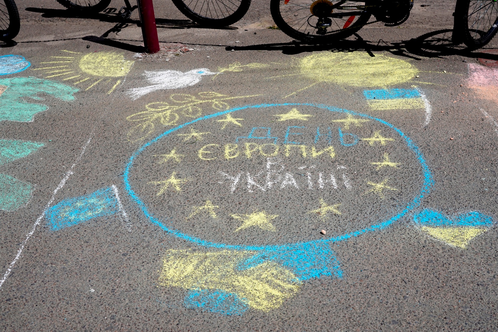 Плакати, малюнки та екскурсії: у Барському ліцеї №2 відзначили День Європи