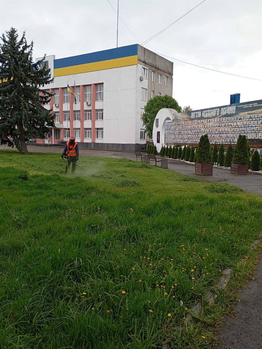 У Барській громаді встановлюють контейнери для сміття та косять траву