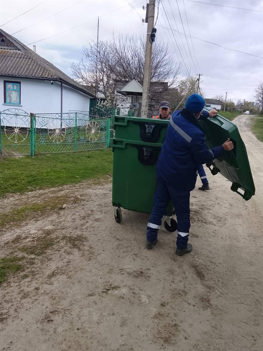У Барській громаді встановлюють контейнери для сміття та косять траву