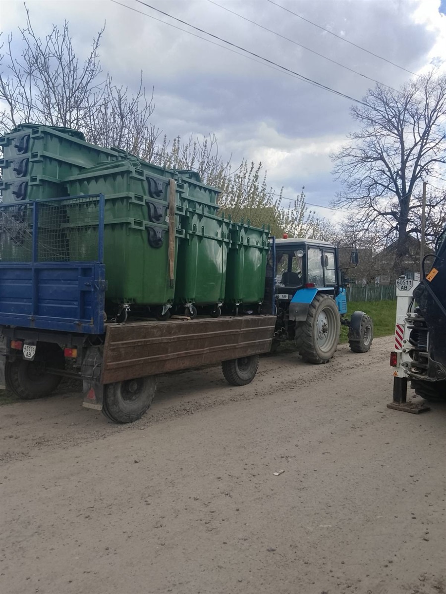 У Барській громаді встановлюють контейнери для сміття та косять траву