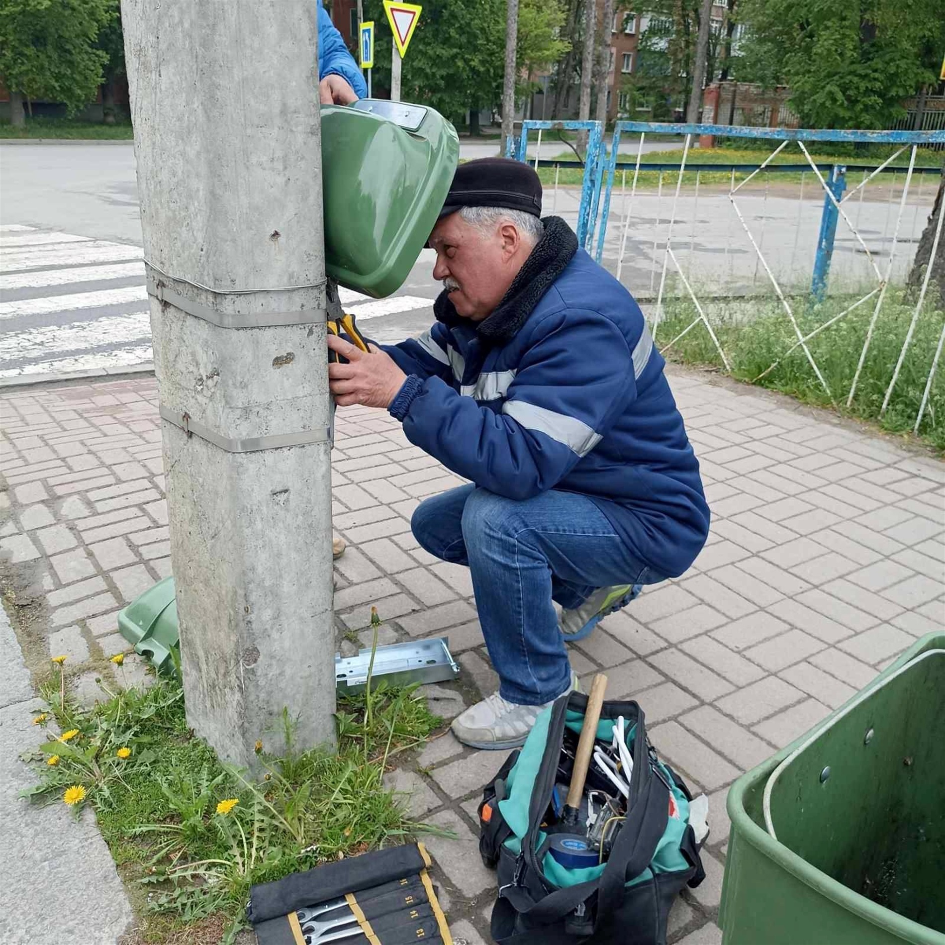 У Барській громаді встановлюють контейнери для сміття та косять траву