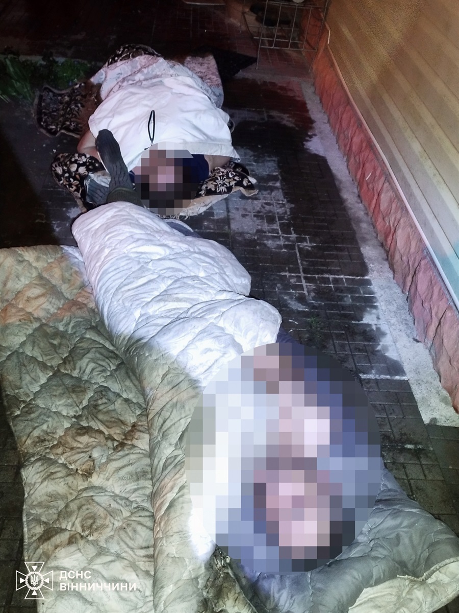У м. Бар рятувальники винесли з палаючого будинку двох людей