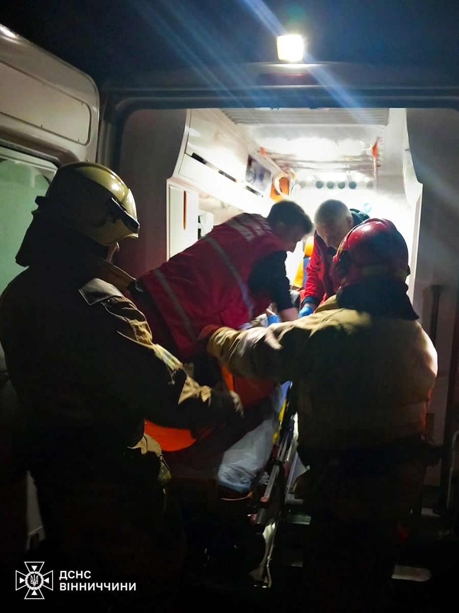 У м. Бар рятувальники винесли з палаючого будинку двох людей