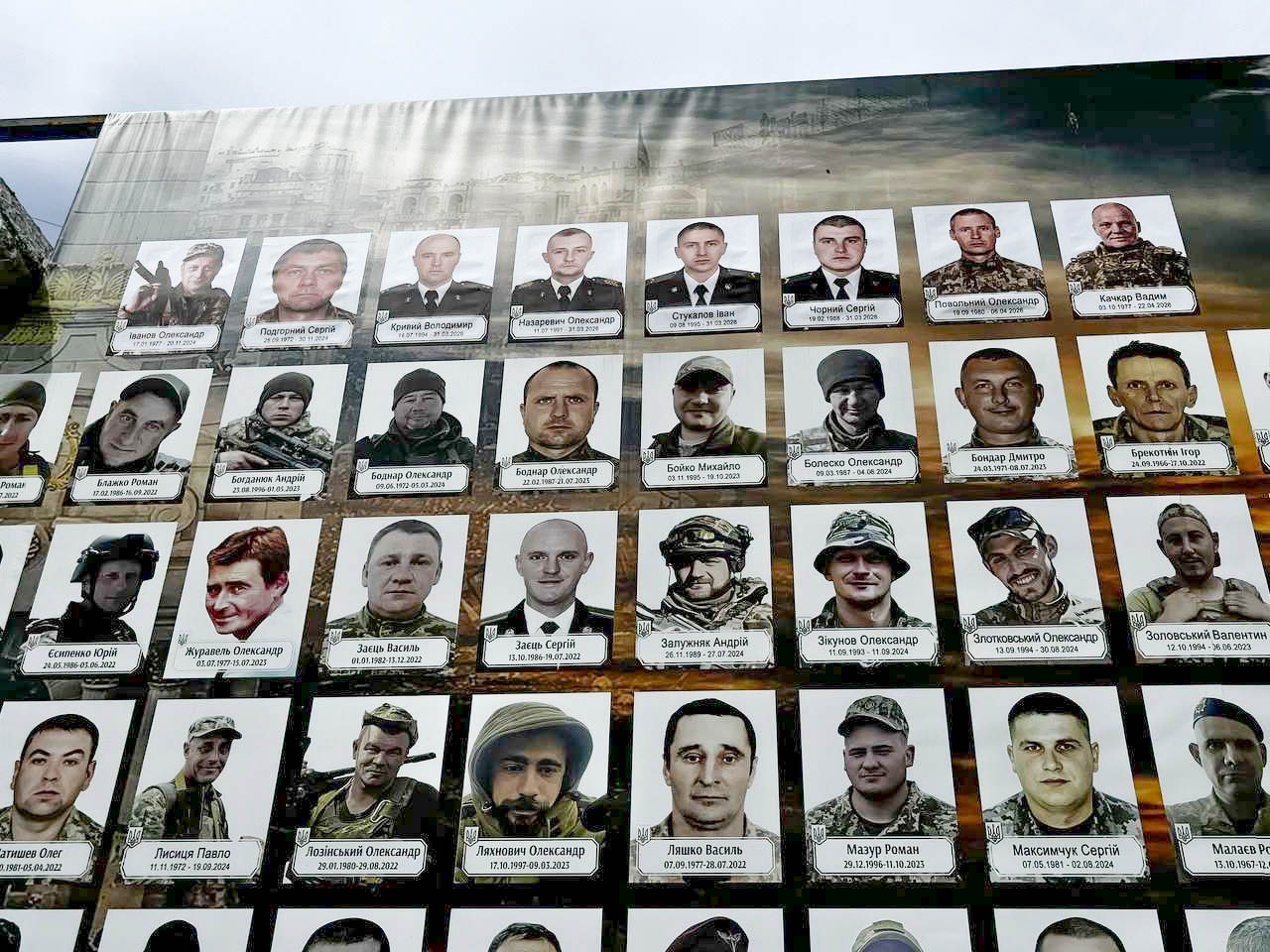 У Барі після оновлення стенду пам’яті родини військових кажуть про брак комунікації з міськрадою