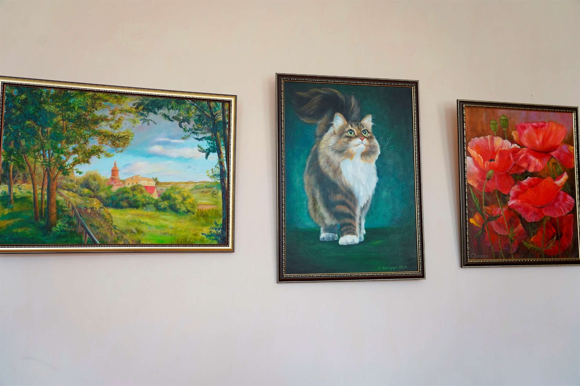 «У кожної картини своя історія». У Барі відкрилася виставка Світлани Бондарчук