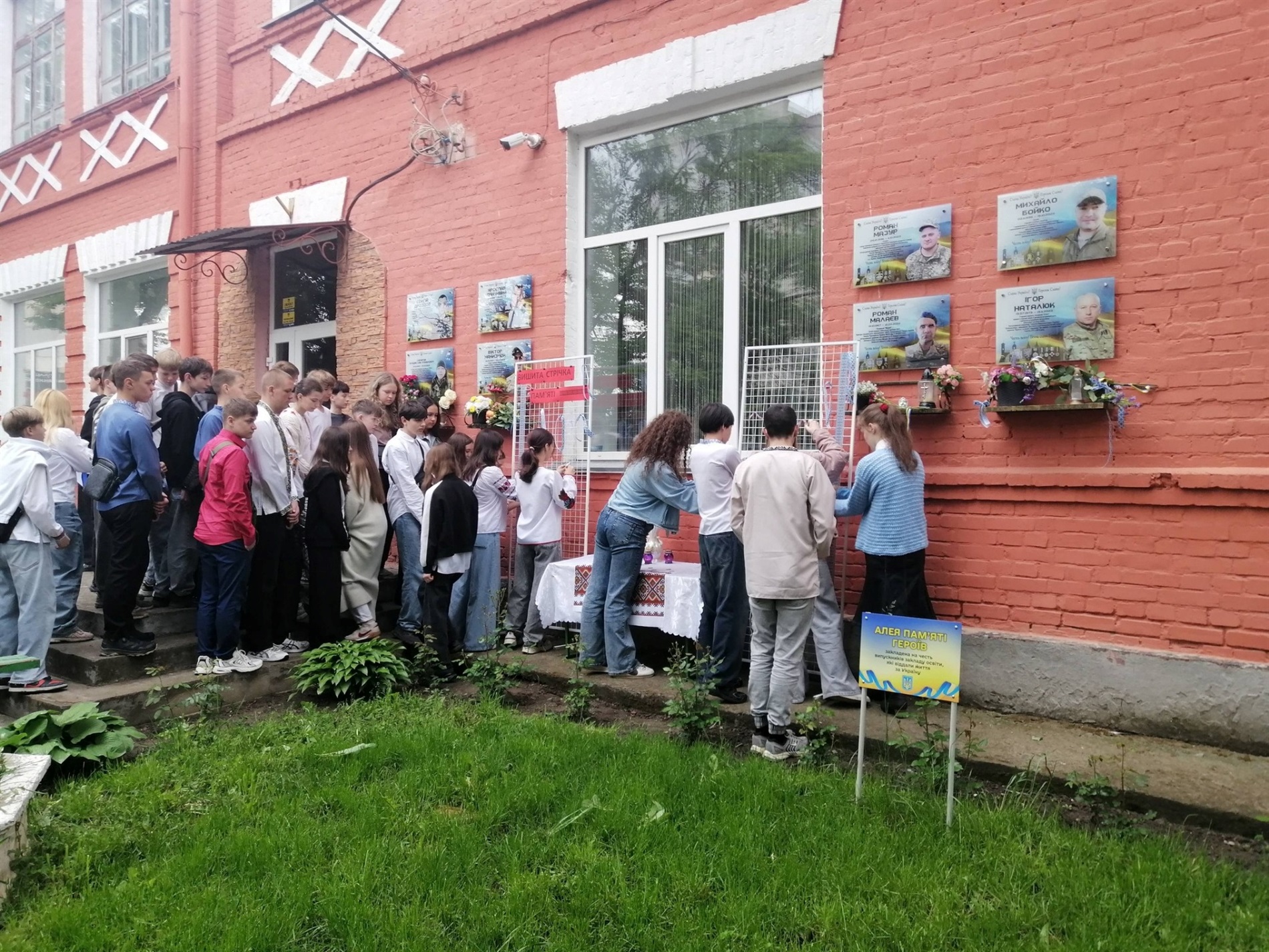 «Вишита стрічка пам’яті»: у м. Бар та селах громади вшанували загиблих Героїв у День вишиванки