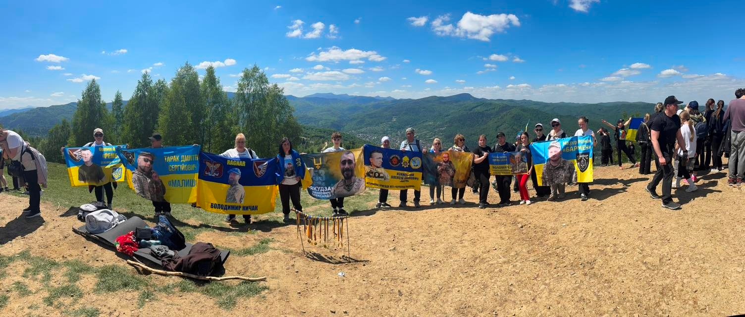 Учасники ГО «Крила Героїв» піднялися на гору Маковиця в пам’ять про загиблих Захисників