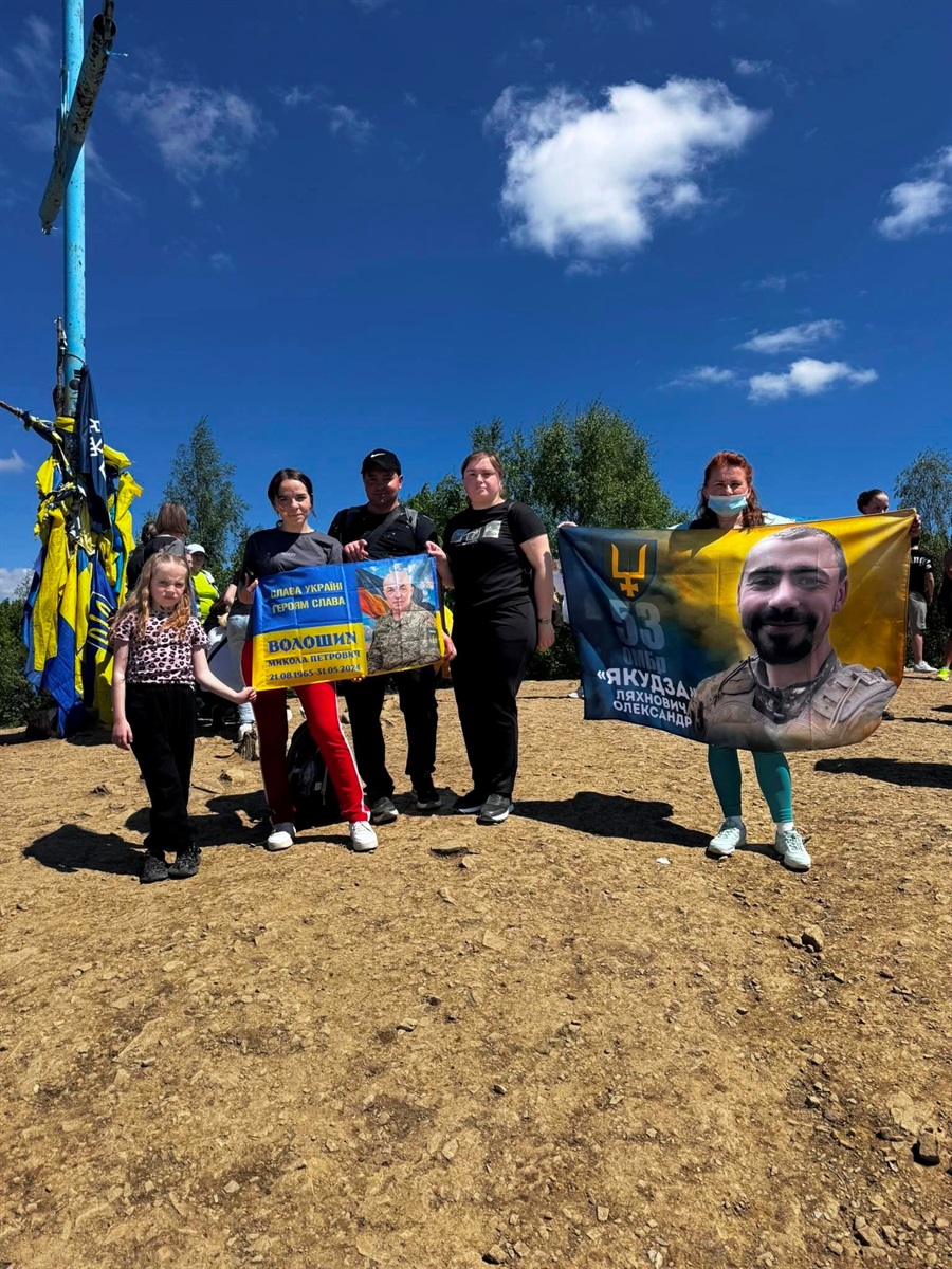 Учасники ГО «Крила Героїв» піднялися на гору Маковиця в пам’ять про загиблих Захисників
