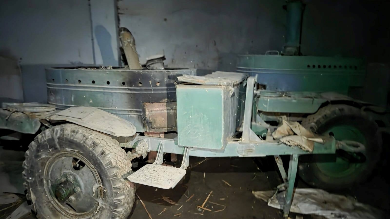 У соцмережах Бара обговорюють знайдені у підвалі консерви та техніку: що каже міськрада