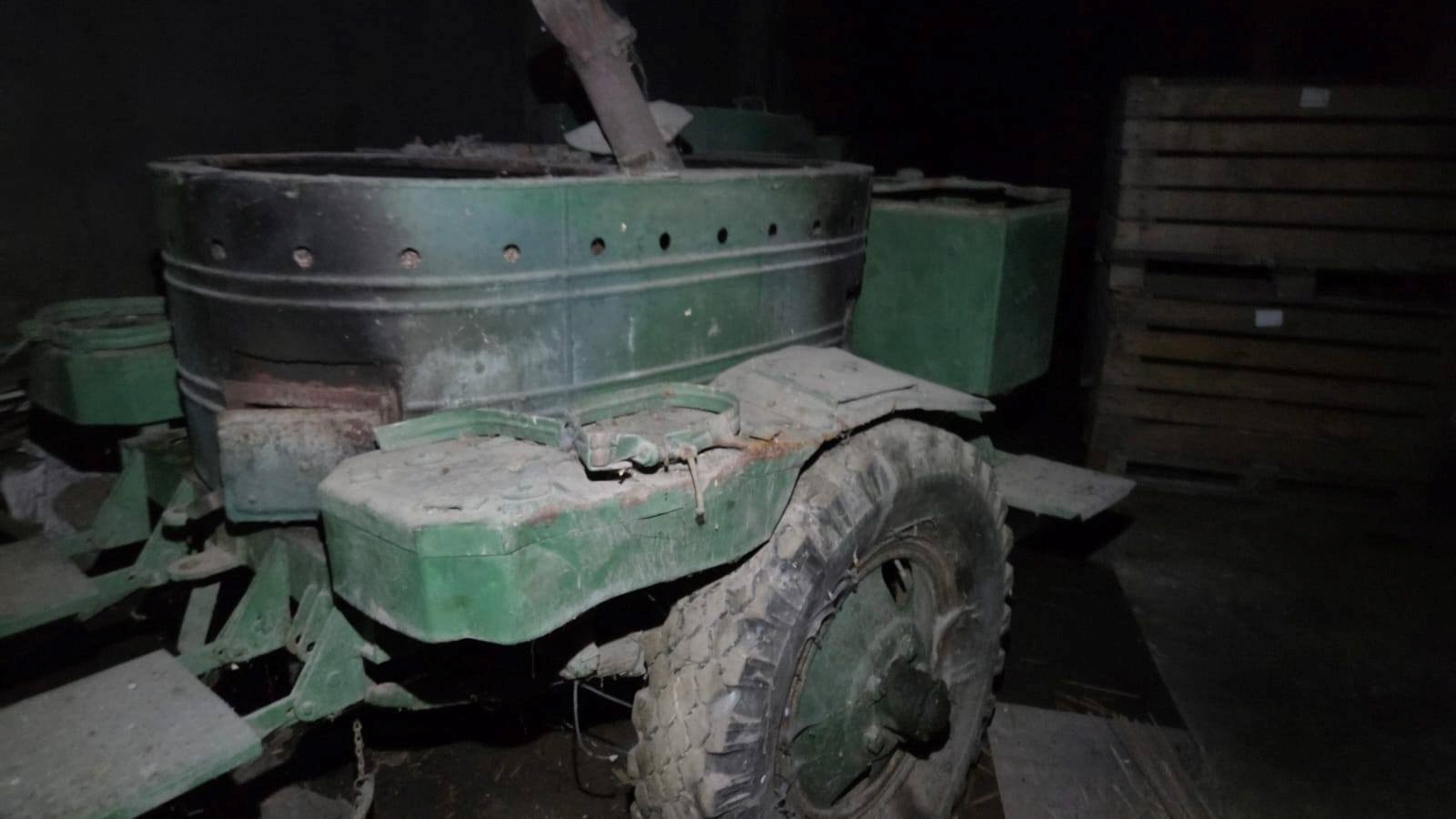 У соцмережах Бара обговорюють знайдені у підвалі консерви та техніку: що каже міськрада