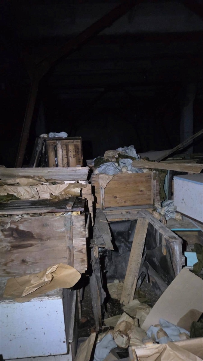 У соцмережах Бара обговорюють знайдені у підвалі консерви та техніку: що каже міськрада