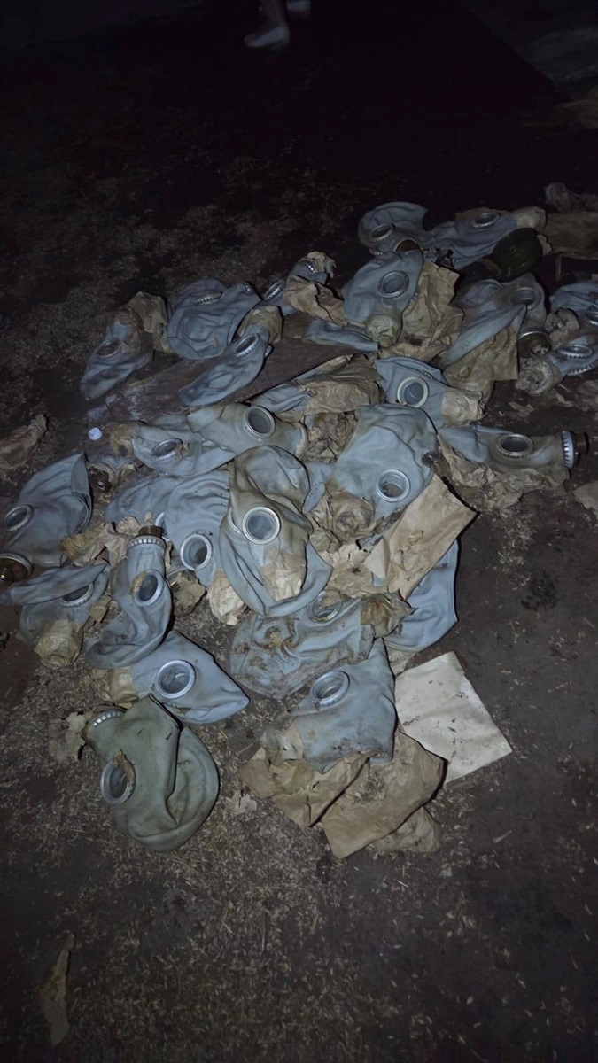 У соцмережах Бара обговорюють знайдені у підвалі консерви та техніку: що каже міськрада