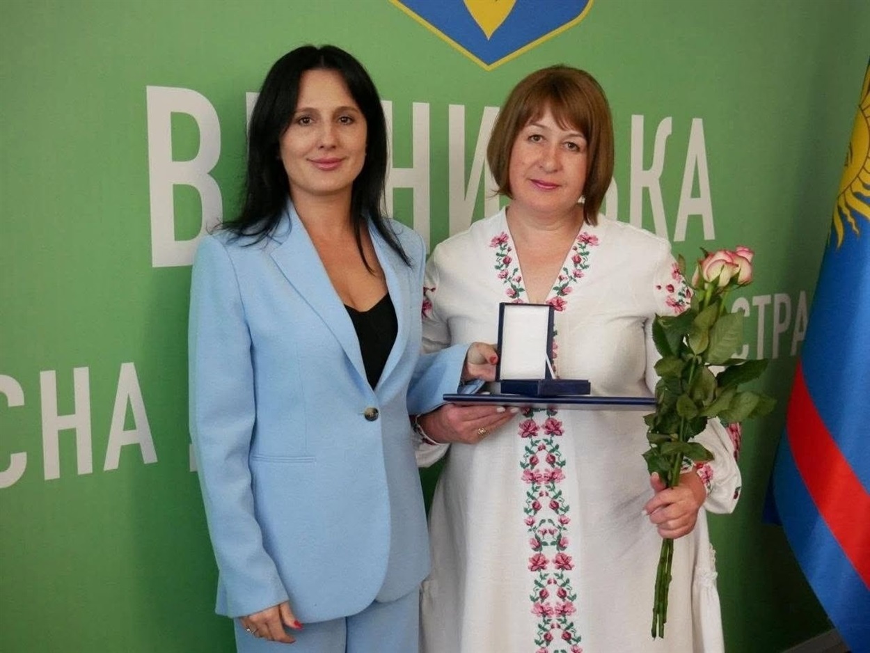 Освітянку з Барської громади відзначили грамотою Верховної Ради України