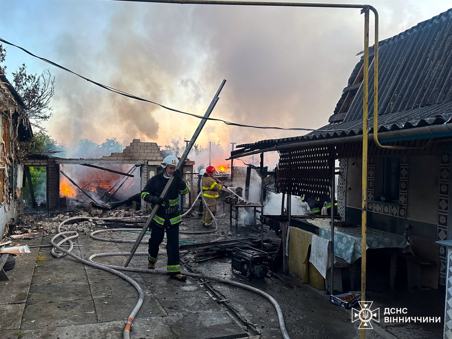 У Барській громаді рятувальники ліквідували пожежу господарчої споруди