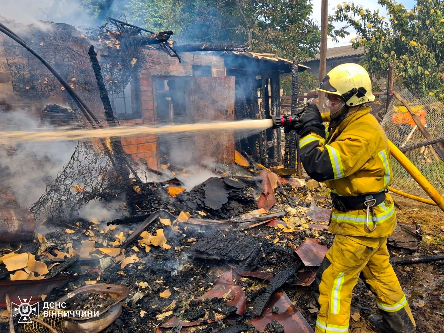 У Барській громаді рятувальники ліквідували пожежу господарчої споруди