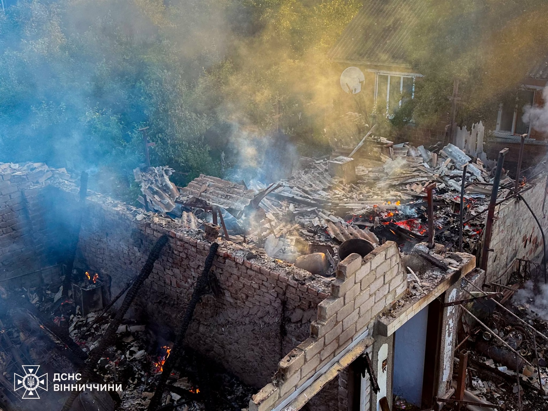 У Барській громаді рятувальники ліквідували пожежу господарчої споруди