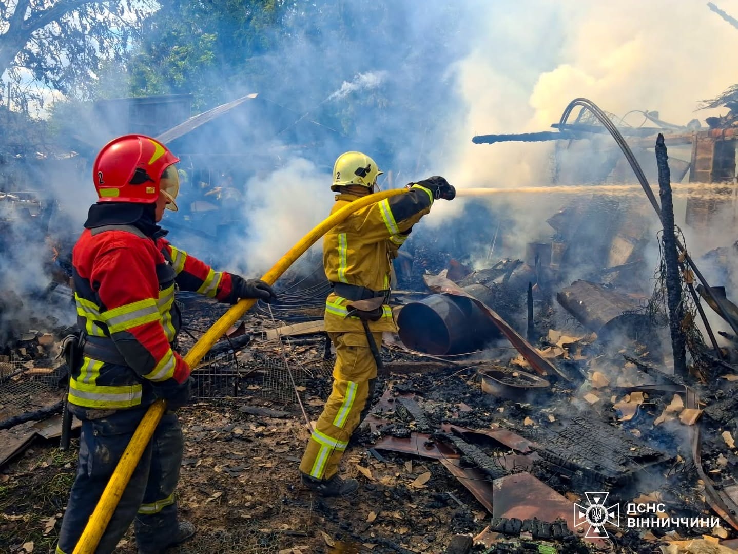 У Барській громаді рятувальники ліквідували пожежу господарчої споруди