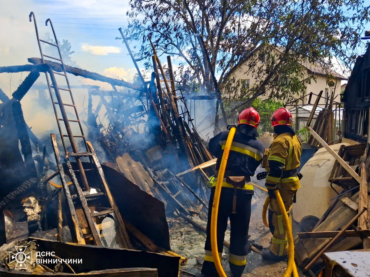 У Барській громаді рятувальники ліквідували пожежу господарчої споруди