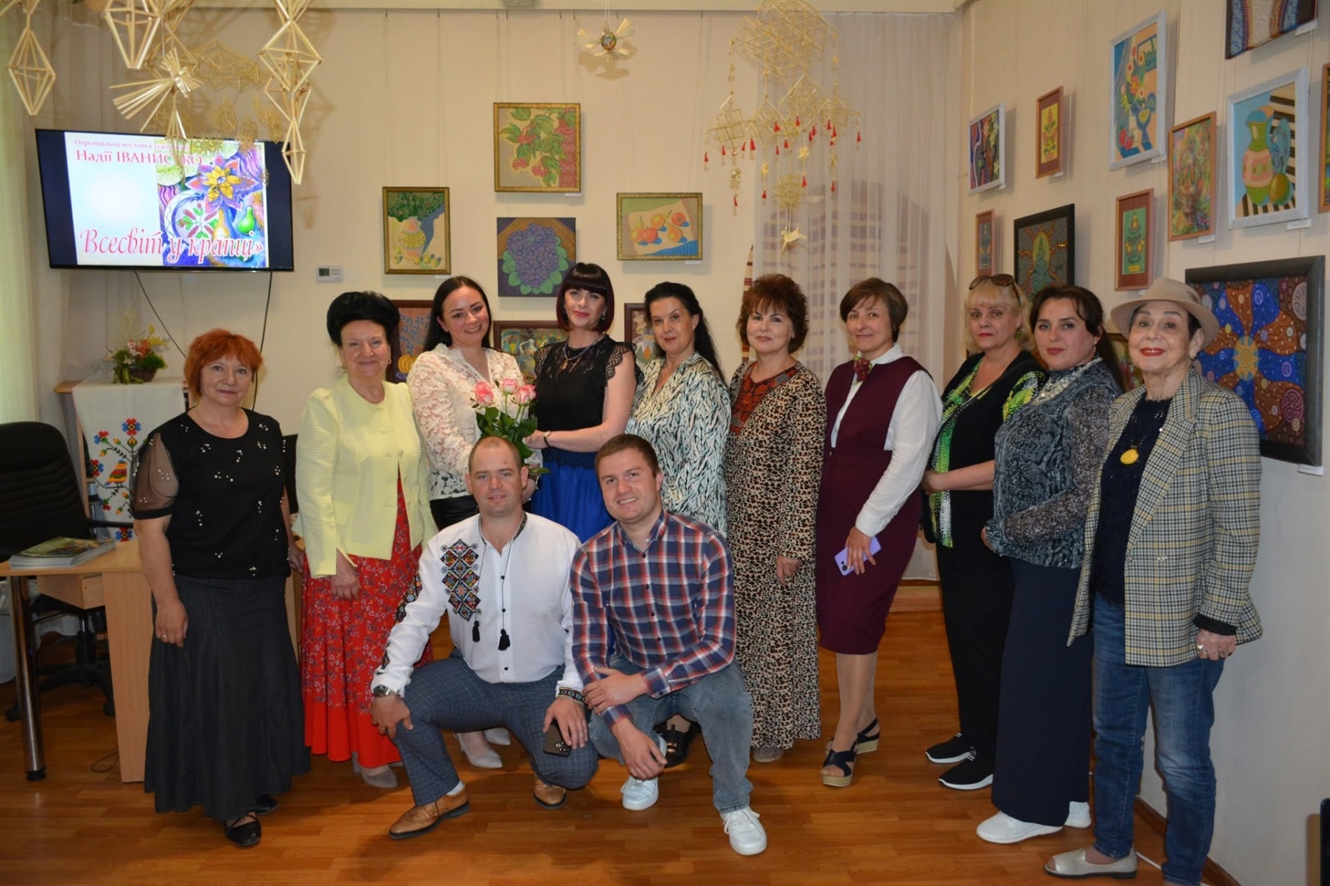 Точковий живопис як терапія: барська художниця представила виставку «Всесвіт у крапці»