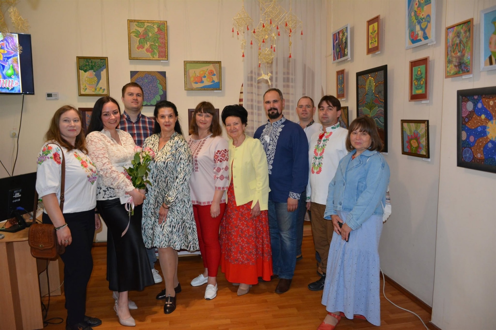 Точковий живопис як терапія: барська художниця представила виставку «Всесвіт у крапці»