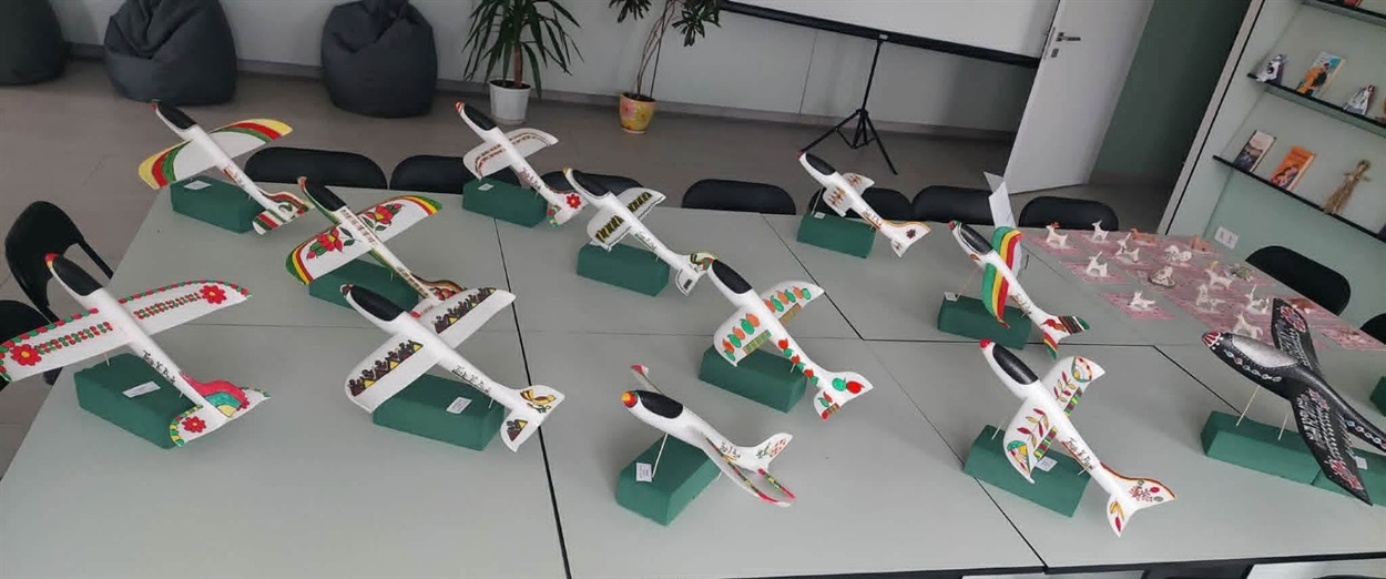 У Барі відкрили виставку авіамоделей та керамічних іграшок із барським розписом