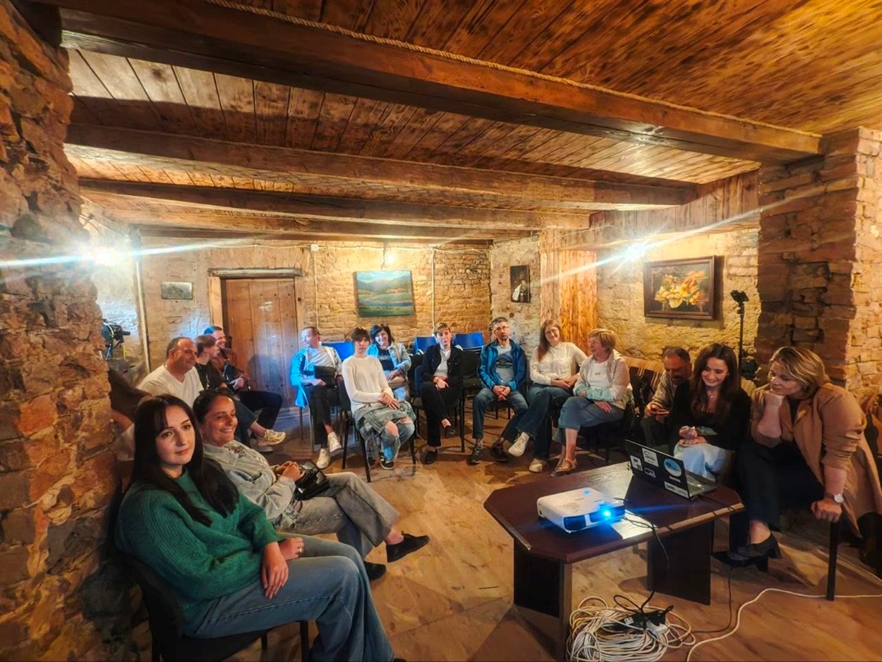 Героїня іранського фільму, висунутого на «Оскар», поспілкувалася з учасниками кіноклубу в м.Бар