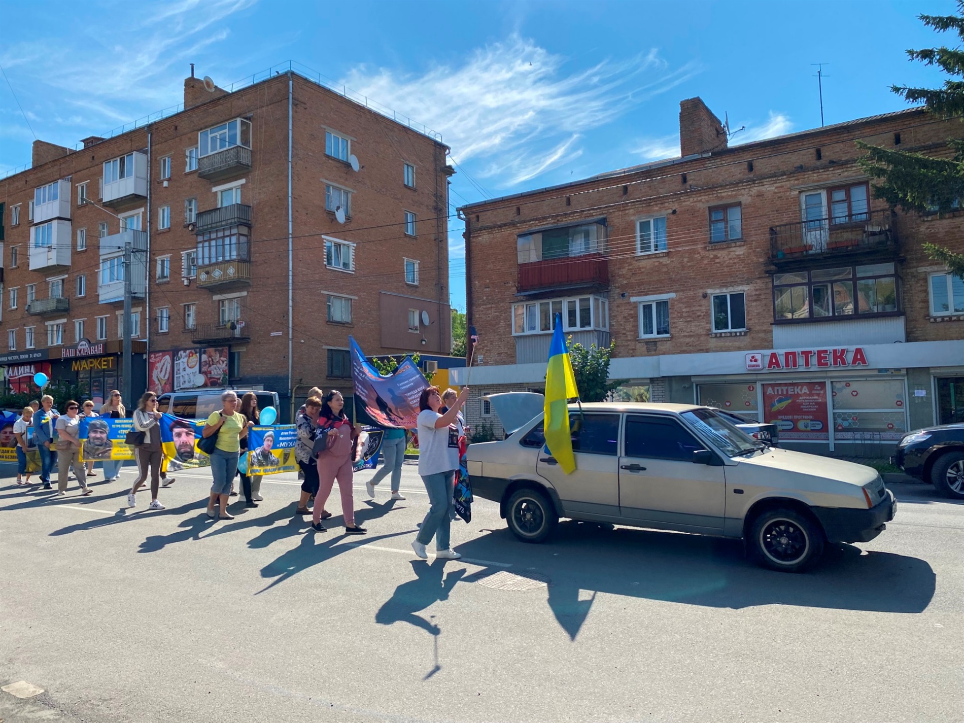 Понад сотня людей пройшла ходою у Барі на підтримку полонених і зниклих безвісти захисників
