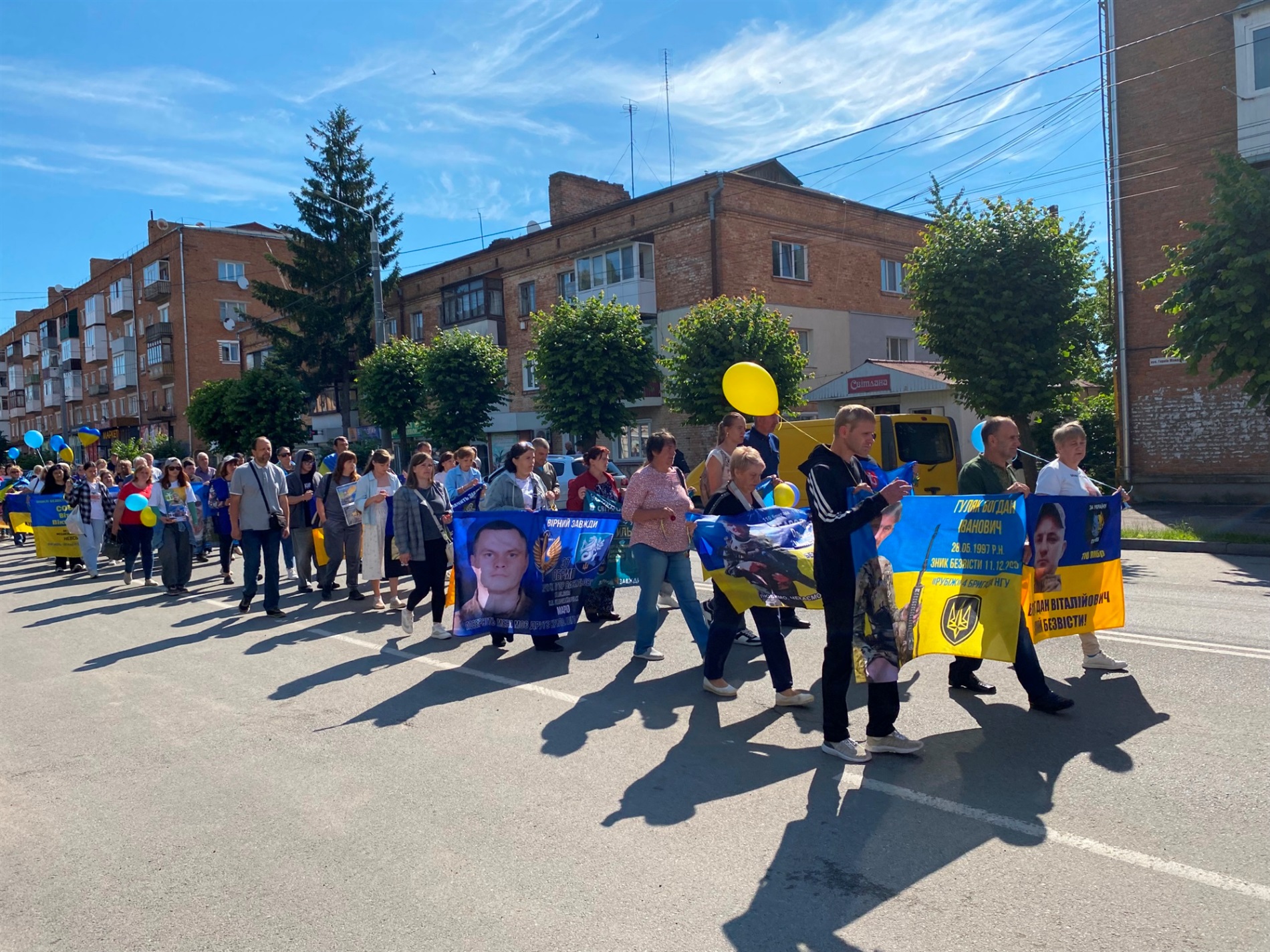 Понад сотня людей пройшла ходою у Барі на підтримку полонених і зниклих безвісти захисників