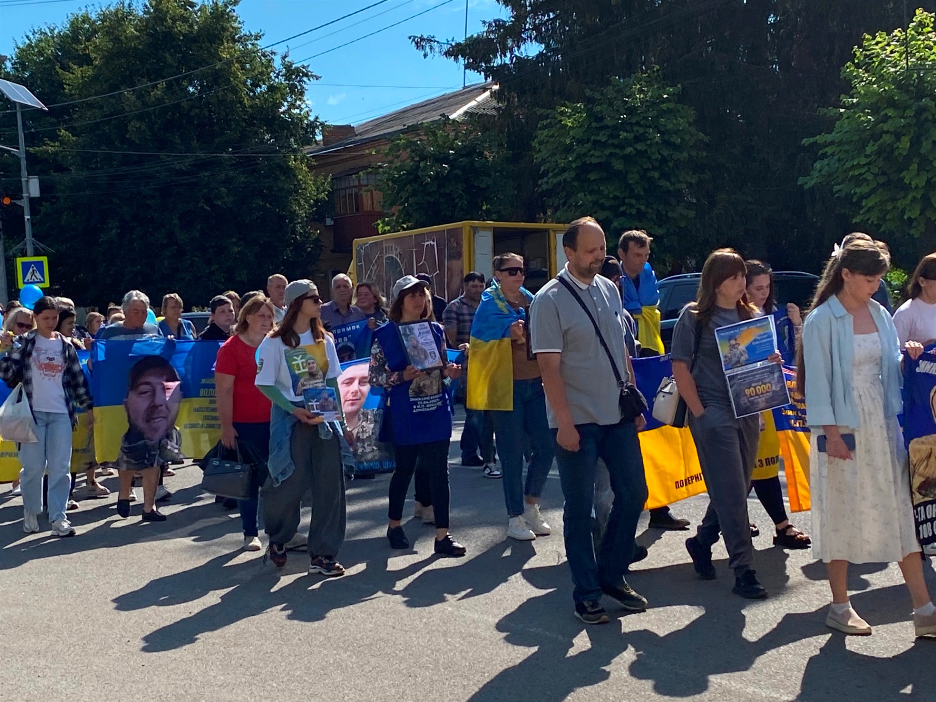 Понад сотня людей пройшла ходою у Барі на підтримку полонених і зниклих безвісти захисників