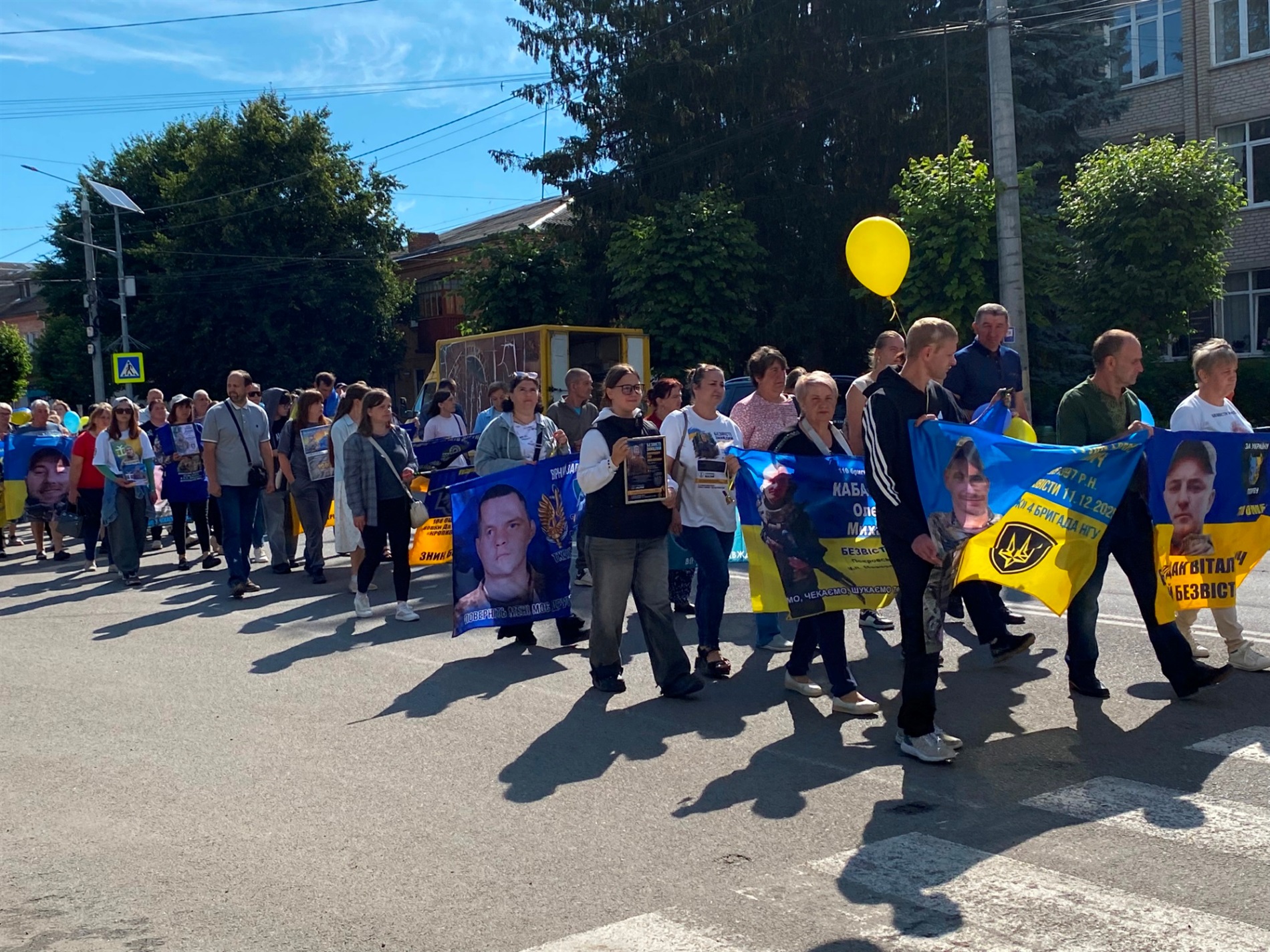 Понад сотня людей пройшла ходою у Барі на підтримку полонених і зниклих безвісти захисників