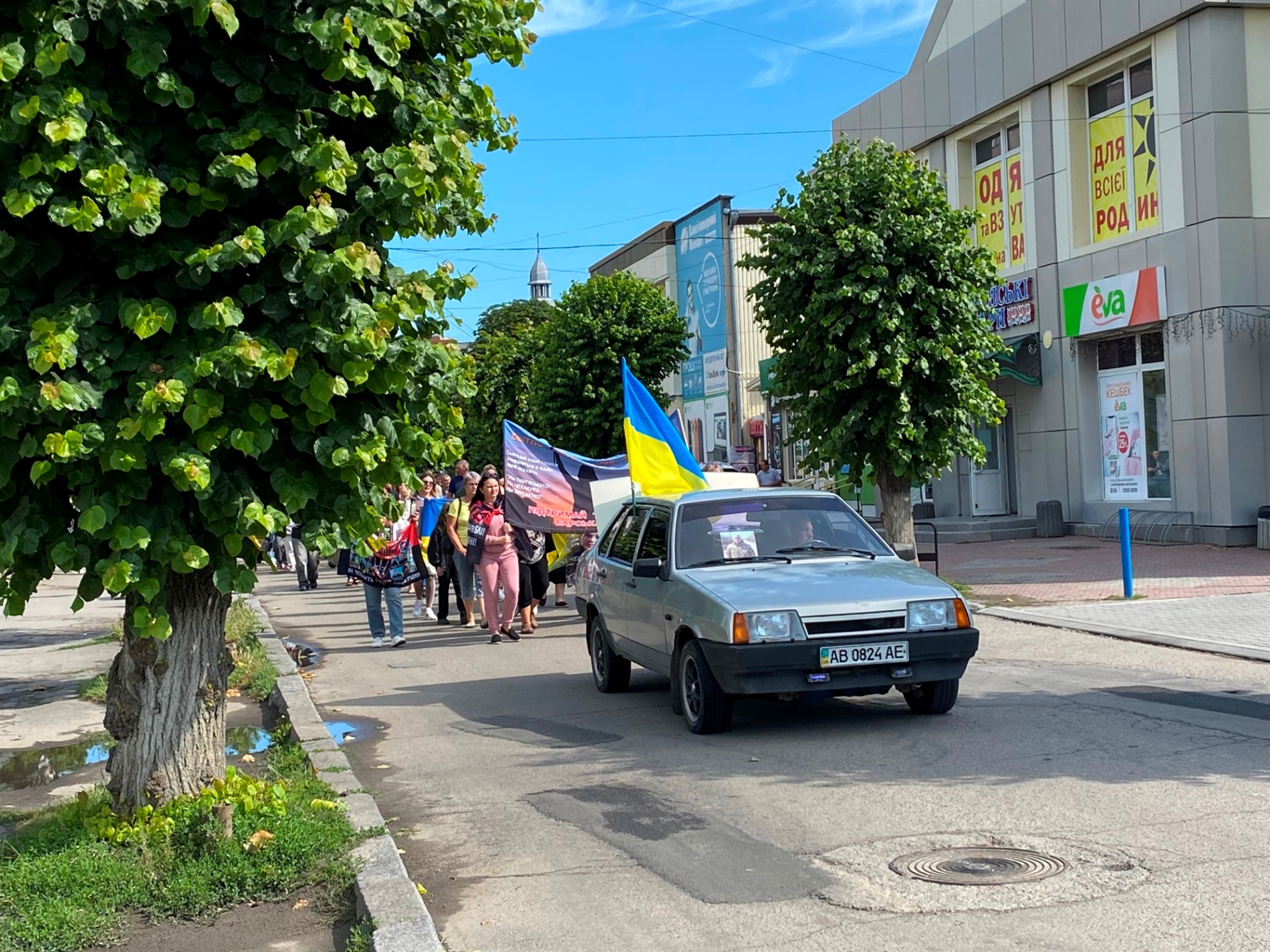 Понад сотня людей пройшла ходою у Барі на підтримку полонених і зниклих безвісти захисників