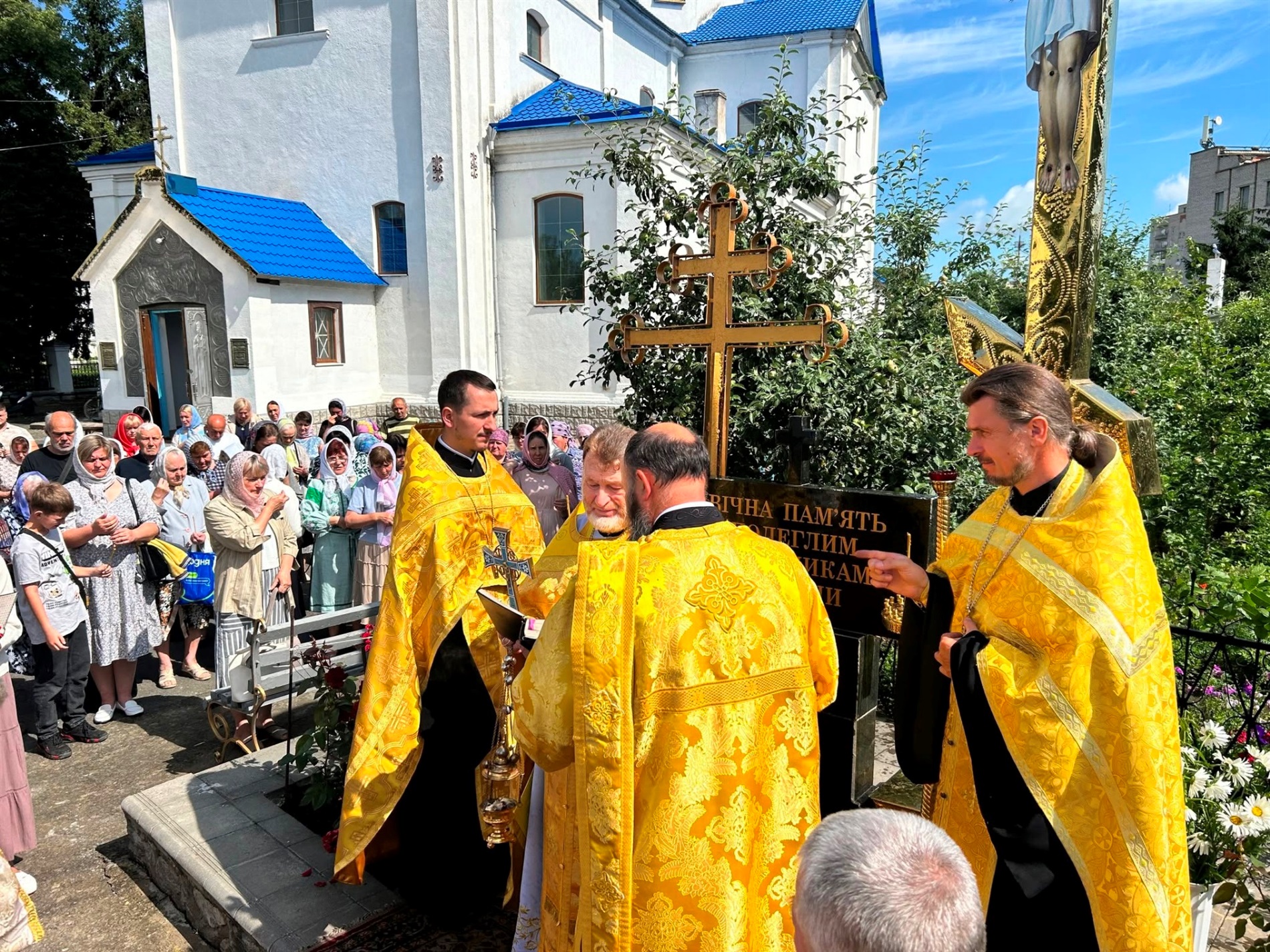 У Барі освятили меморіальну стелу на честь полеглих захисників України