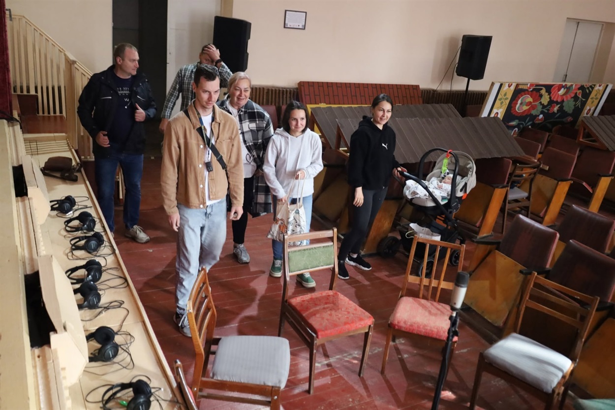 Без декорацій, але з живими емоціями: Як Барський МХАТ готує радіовиставу за участю ветеранів